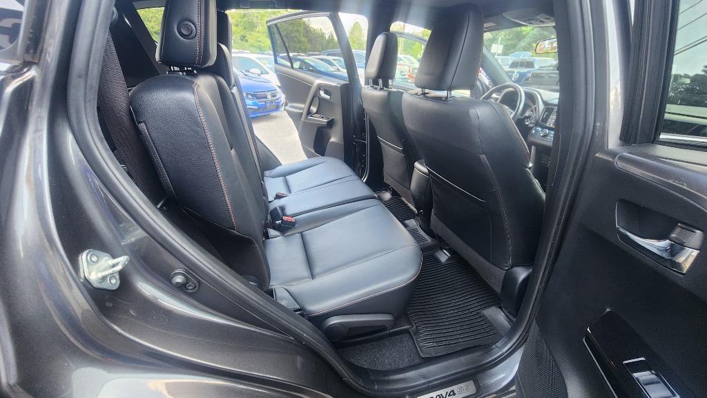 2017 Toyota RAV4 SE - Photo 29