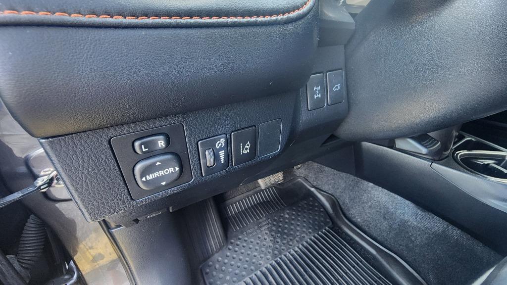 2017 Toyota RAV4 SE - Photo 38