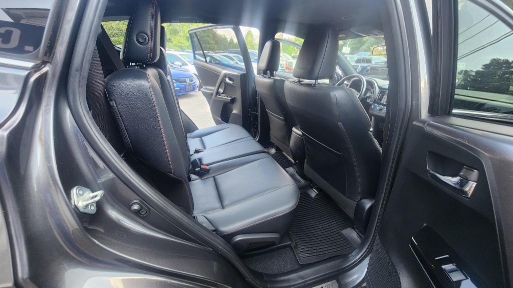 2017 Toyota RAV4 SE - Photo 30