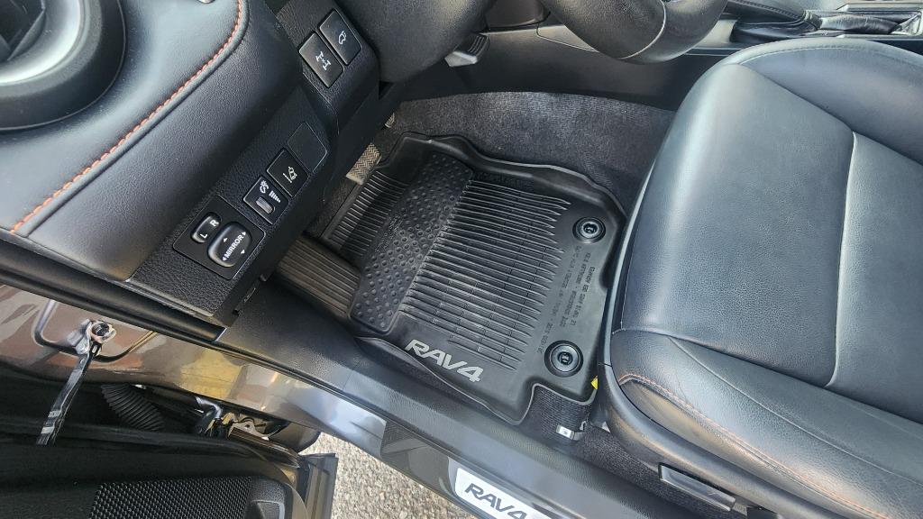 2017 Toyota RAV4 SE - Photo 19