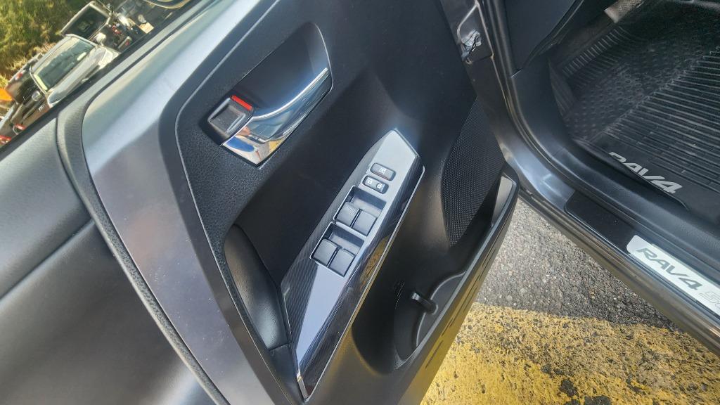 2017 Toyota RAV4 SE - Photo 18