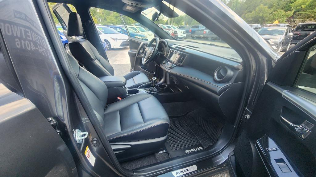 2017 Toyota RAV4 SE - Photo 31
